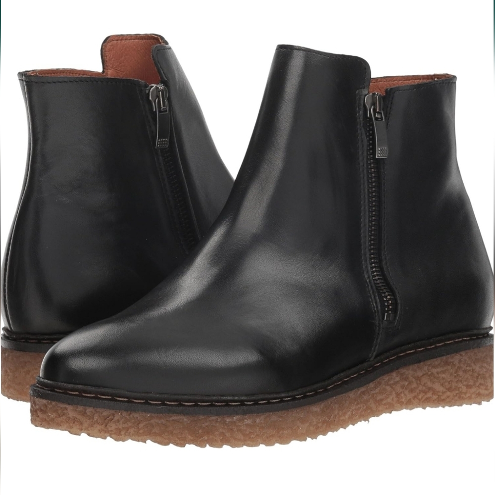 *NWOT Eric Michael Hampton Leather Low Wedge Ankle Bootie